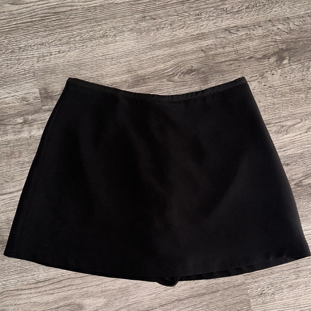 NWOT - Gianni Bini Black Beri Crepe Coordinating Mini Skort